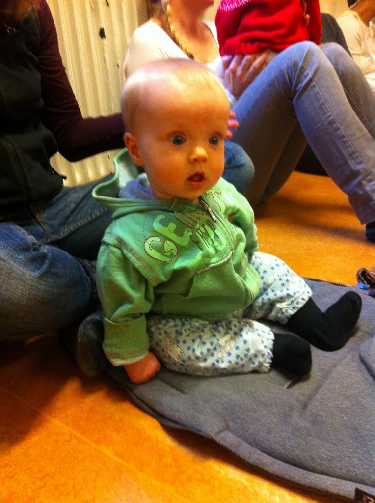 20121203-12-09-31.jpg - Sitter sjÃ¤lv fÃ¶r fÃ¶rsta gÃ¥ngen