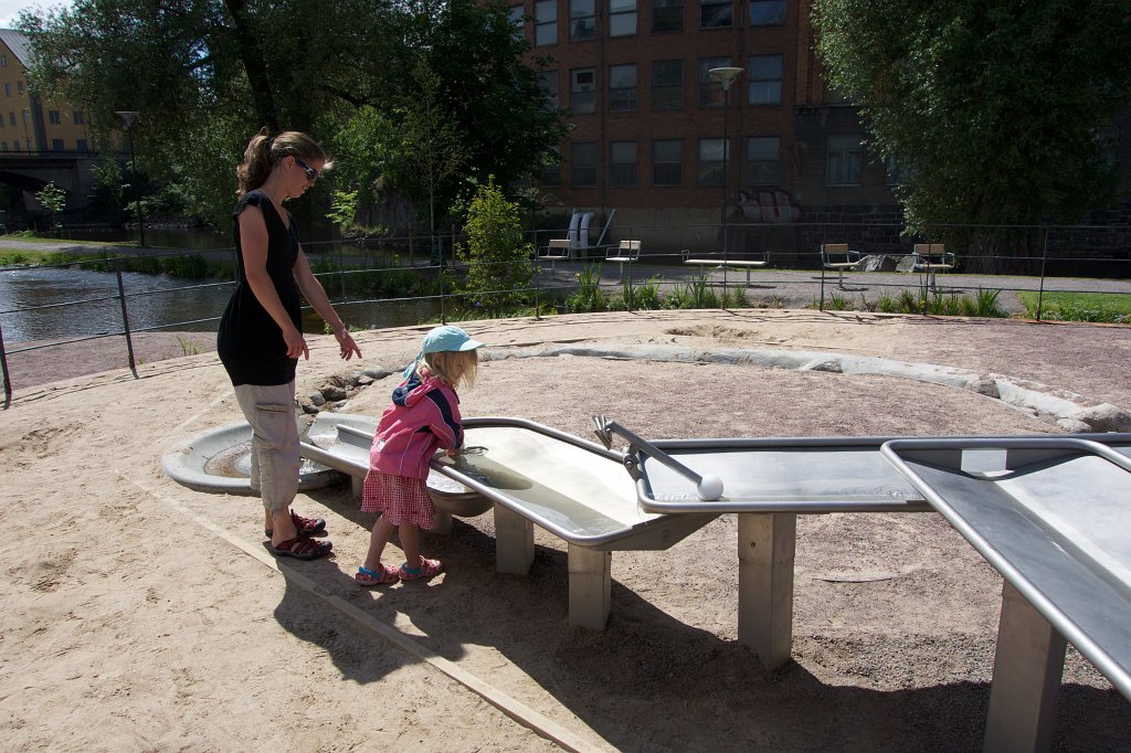 20130616-14-12-24.jpg - Lekplats med vattenexperiment i Norrköping.