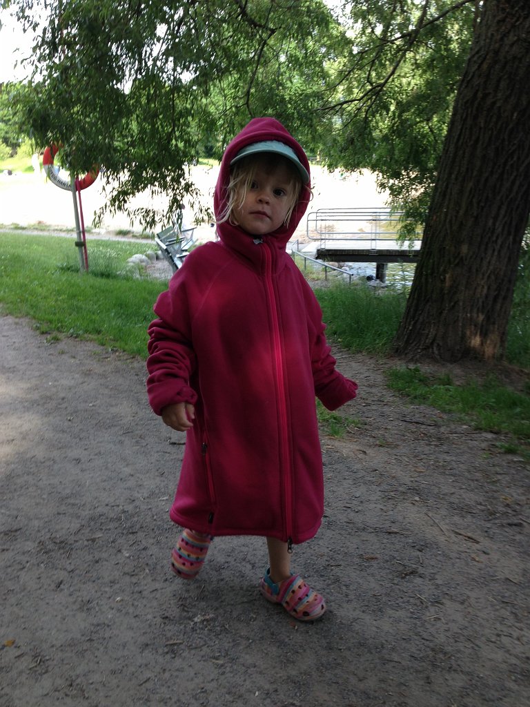 20130628-17-51-08.jpg - Nybadad. Mammas tröja är varm och go.