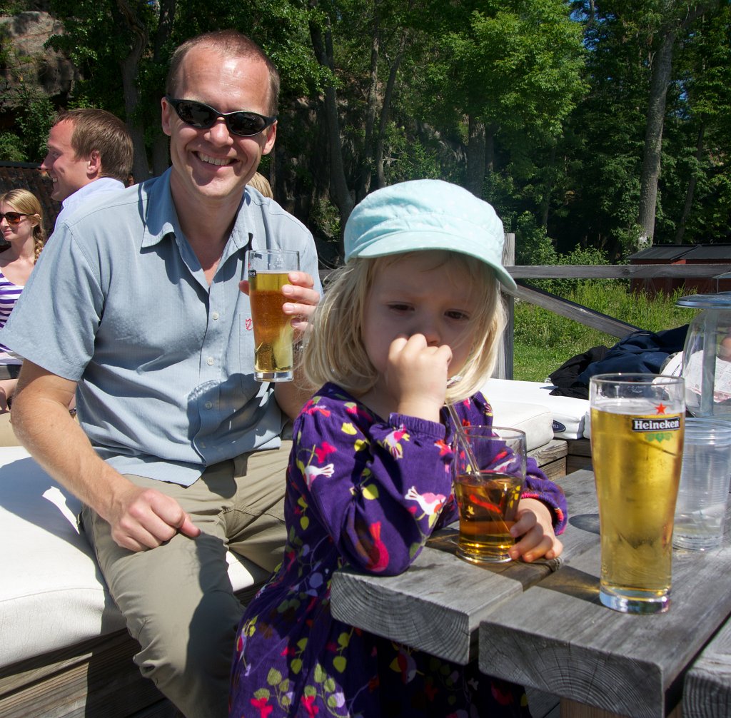 20130629-14-18-27.jpg - Ninas glas innehåller äppeljuice...