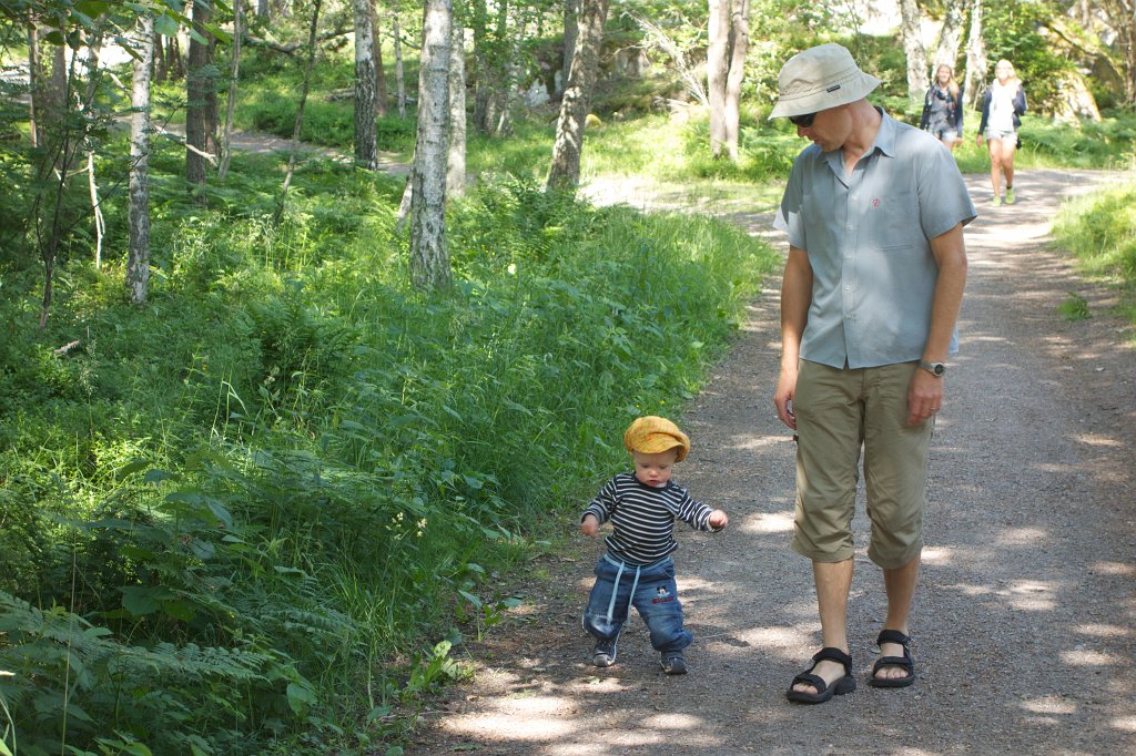 20130630-10-47-59.jpg - Robin tränar för fullt på att gå