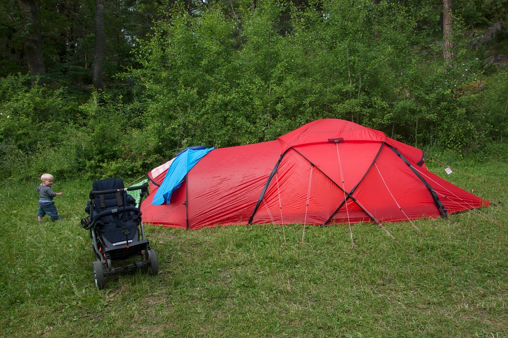 20130630-16-44-32.jpg - Förra natten i tältet blev livad - Robin fick ny tand