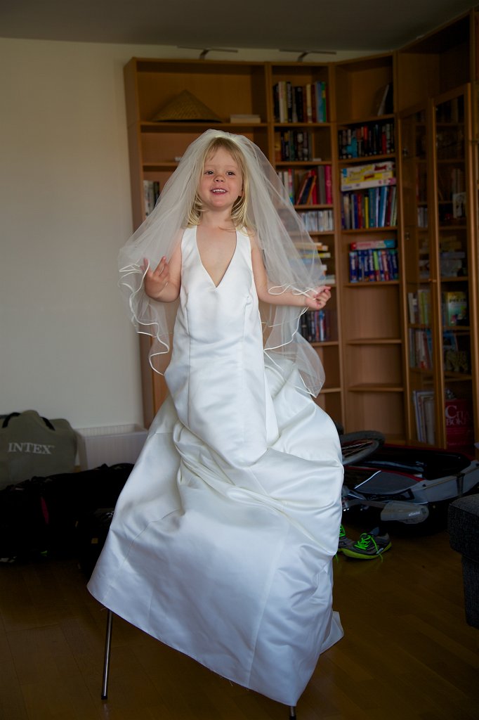 20130702-08-31-00.jpg - Äntligen! Nina får prova mammas bröllopsklänning när renoveringen är klar.