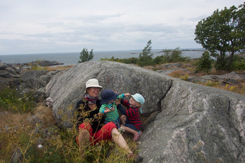 20130715-14-05-58.jpg - Vi söker skydd undan blåsten på Öja bakom en klippa