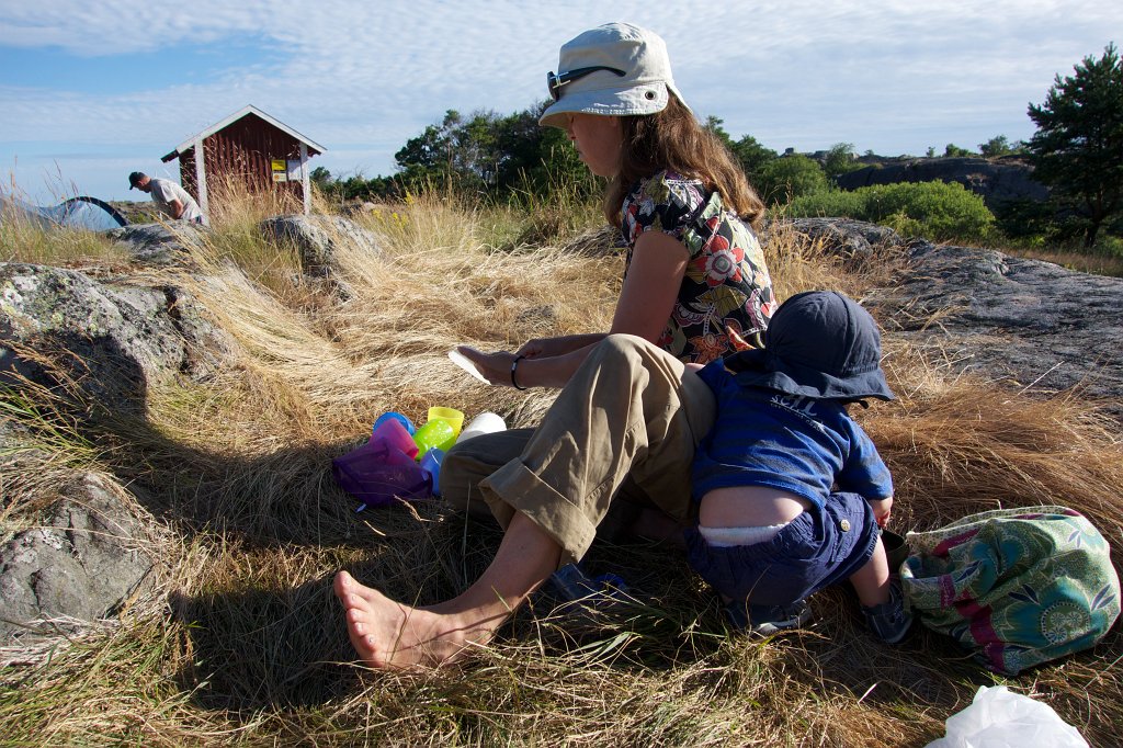 20130717-08-08-22.jpg - Robin hjälper mamma att diska