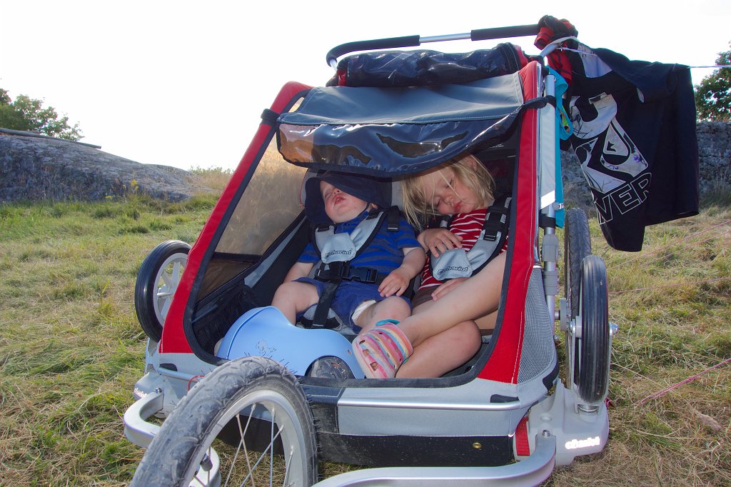 20130717-17-00-39.jpg - Även stora tjejer kan slockna när de får åka vagn