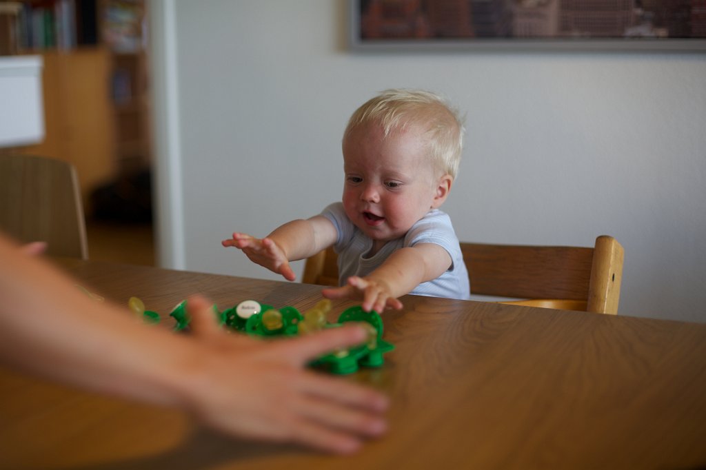 20130719-09-01-17.jpg - Vill ha! Vill ha! (nappar till förskolan har precis kommit)