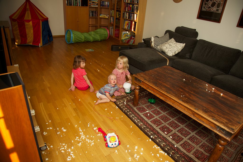 20130726-19-49-22.jpg - Robin har hjälp till med popcornen