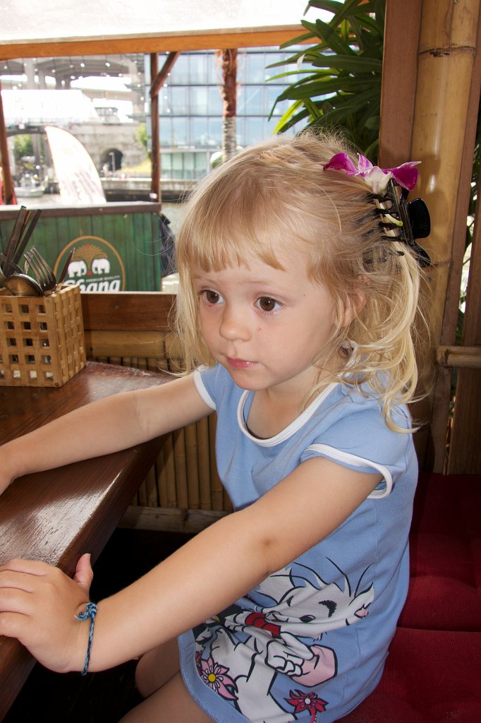 20130727-13-34-19.jpg - Lunch på Thai-båten efter promenad i både tryckande hetta och galen åska