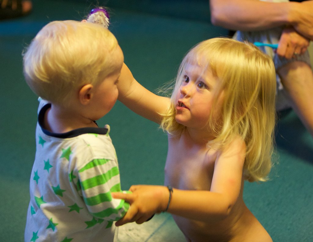 20130730-20-43-46.jpg - Nu du brorsan... Nu ska jag borsta dig!