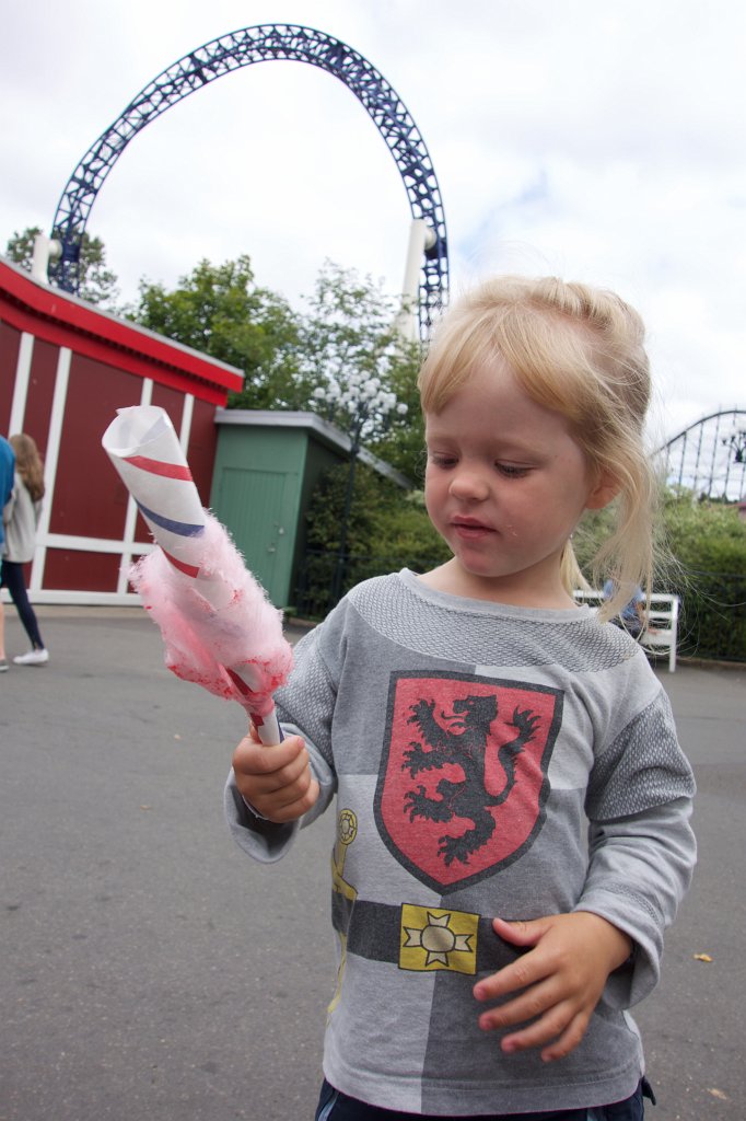 20130807-14-09-12.jpg - Oscar bjuder på sockervadd