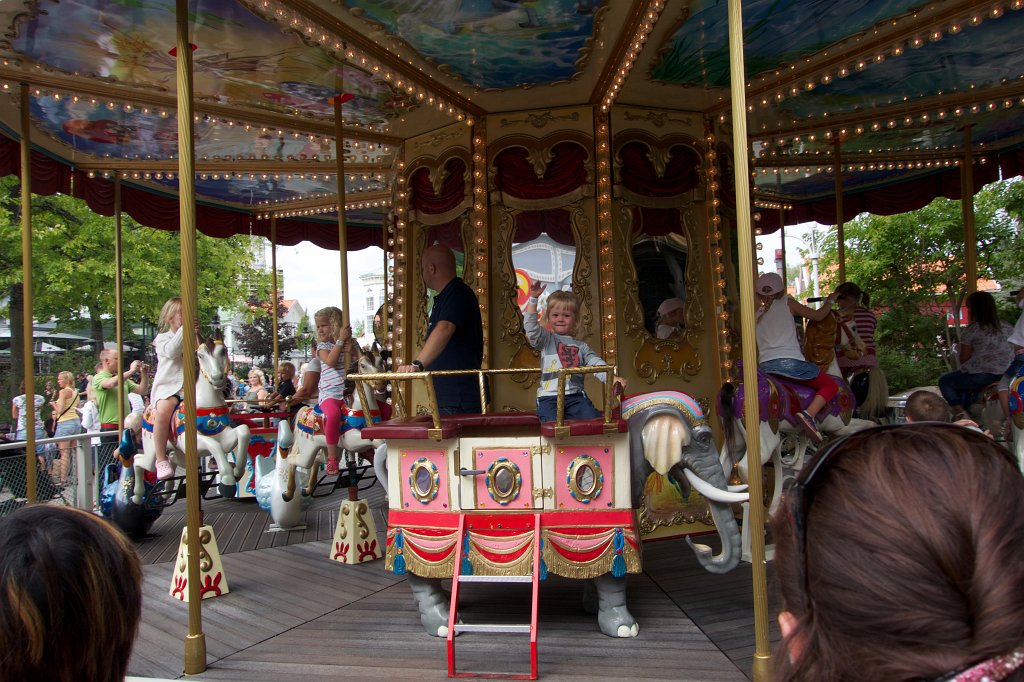 20130807-14-36-15.jpg - Nina åker själv, mamma passar sovande Robin