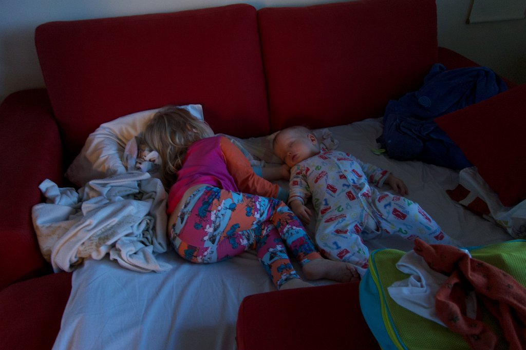 20130413-19-46-22.jpg - Pappa med barnen hos farmor och farfar när mamma har tjejmiddag