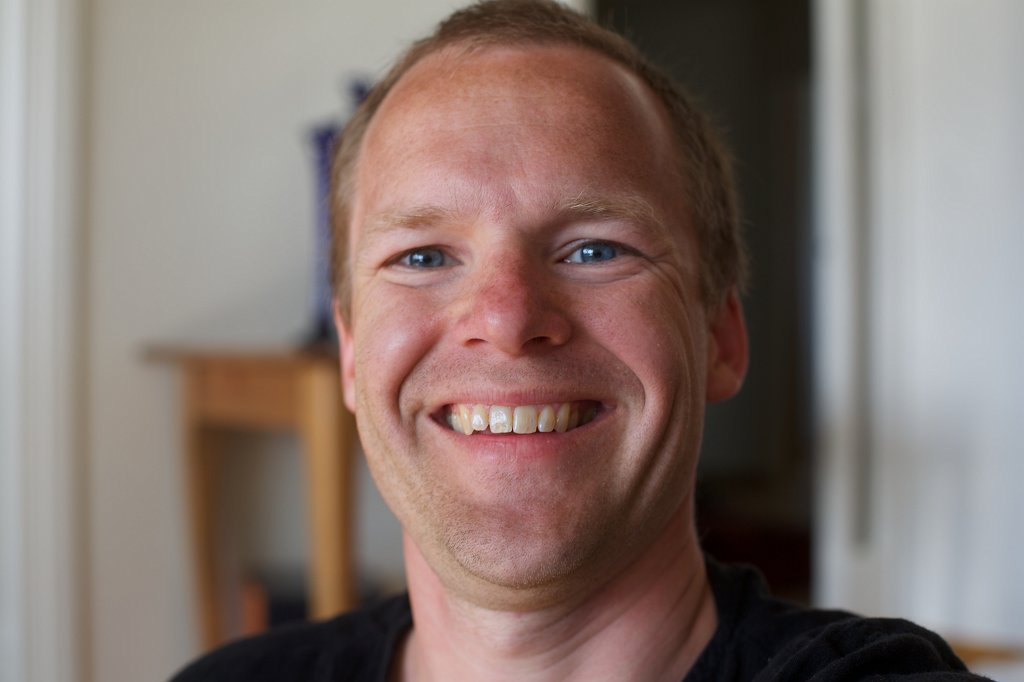 20130511-17-02-00.jpg - Nina fotar pappa med stora kameran