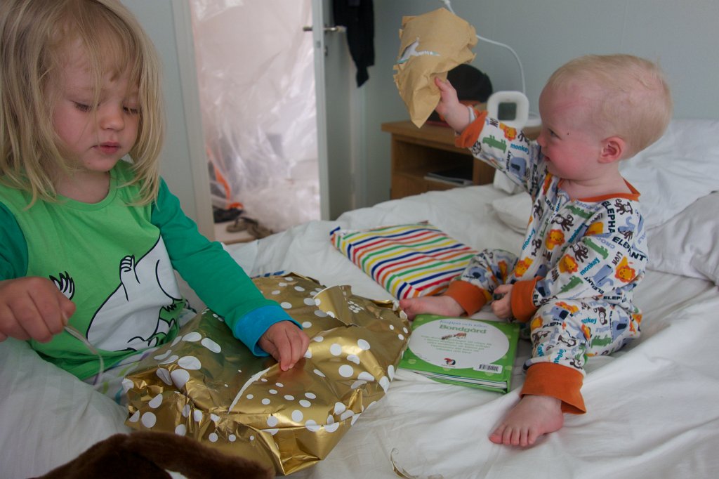 20130526-06-57-24.jpg - Syrran hjälper till med att öppna