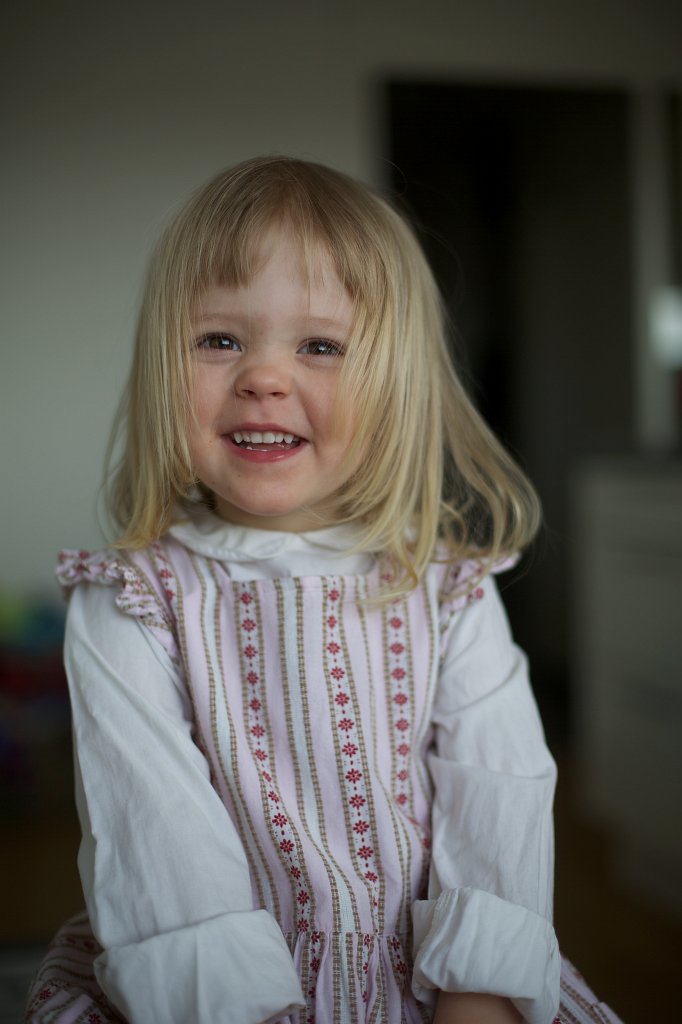 20130323-14-20-40.jpg - Ny klänning. Kanske 10-20 cm för stor, men vad gör väl det