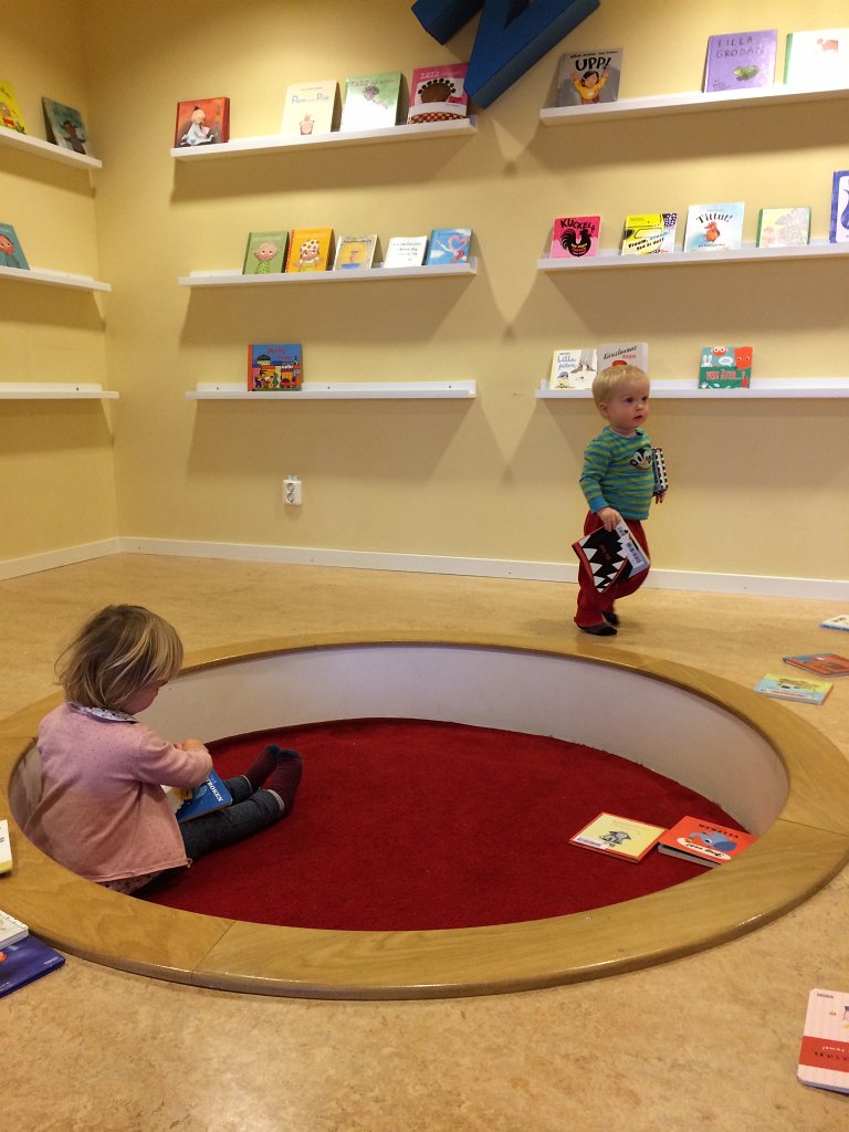 20131123-13-03-58.jpg - Robin och pappa på Kulturhuset (pappahelg)