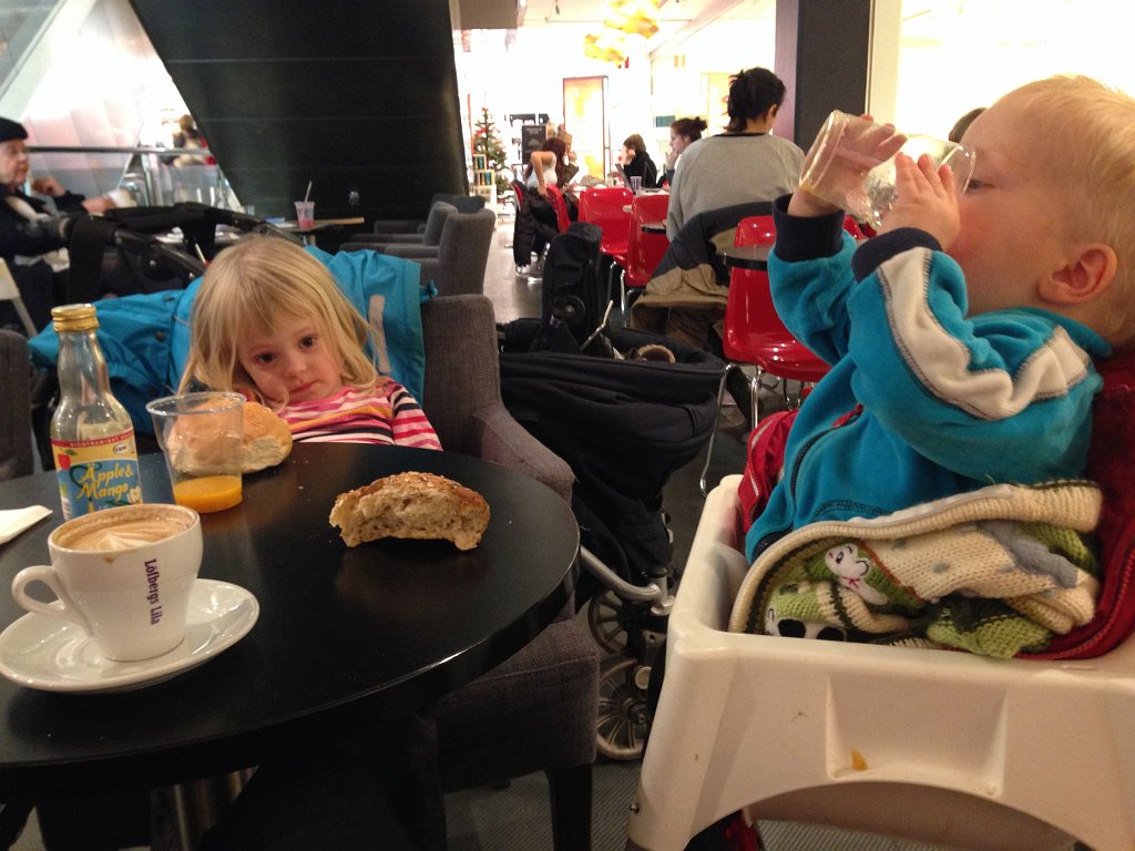 20131127-15-26-49.jpg - Fika för att orka hela vägen hem