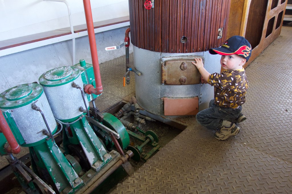 20140608-12-54-33.jpg - Klart man ska fixa lite med motorn