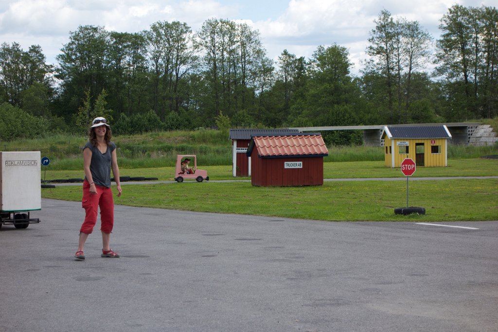 20140608-13-46-59.jpg - Lycklig mamma har skickat iväg barnen i bil med storasyster bakom ratten