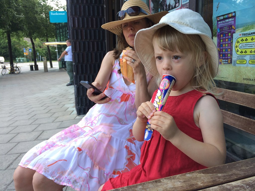 20140707-13-39-04.jpg - Nina har för första gången handlat för egna pengar. Det blev en glass.