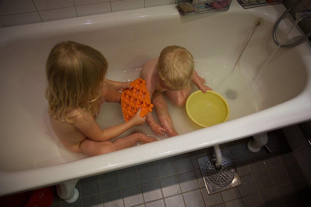 20140707-18-47-06.jpg - Klart man ska ha lite is i badet