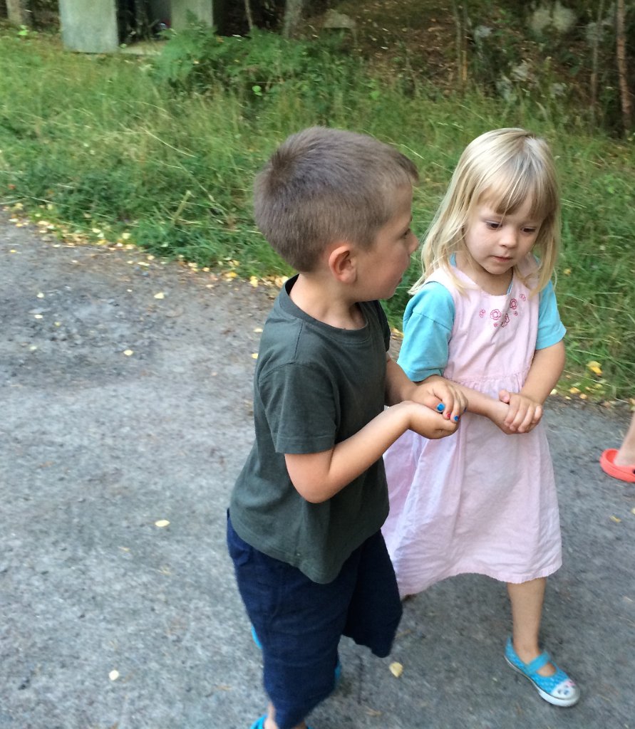 20140711-20-30-56.jpg - Nina och Isak håller Grodan och Grodis i sina händer.