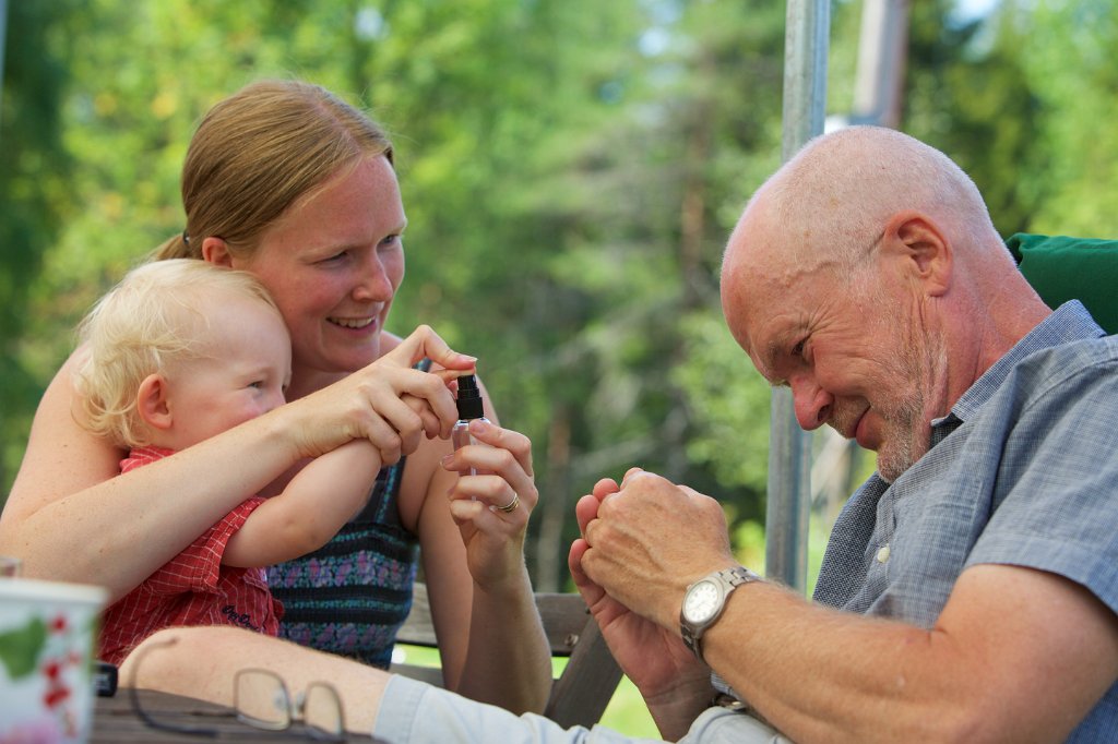 20140724-12-44-57.jpg - Noah sprayar morfar