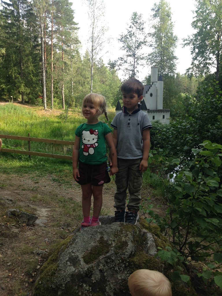 20140801-15-33-07.jpg - Prinsen och prinsessan framför slottet