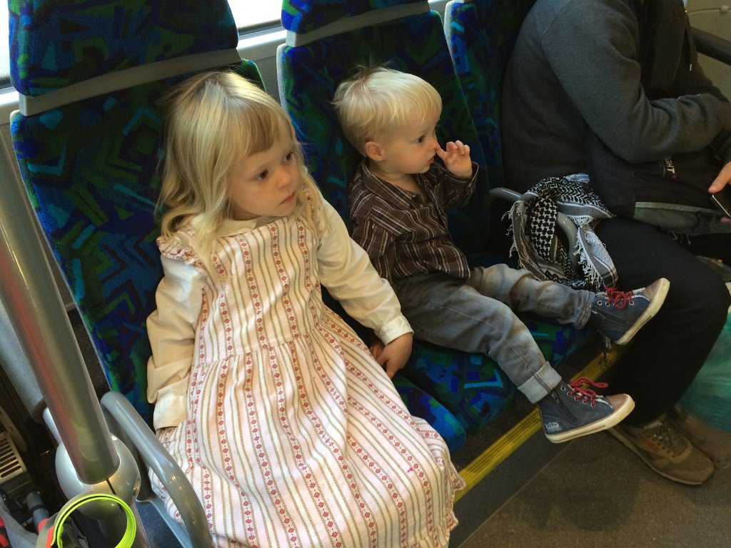 20140906-16-26-47.jpg - Barnen håller hand på bussen med pappa en bit bort
