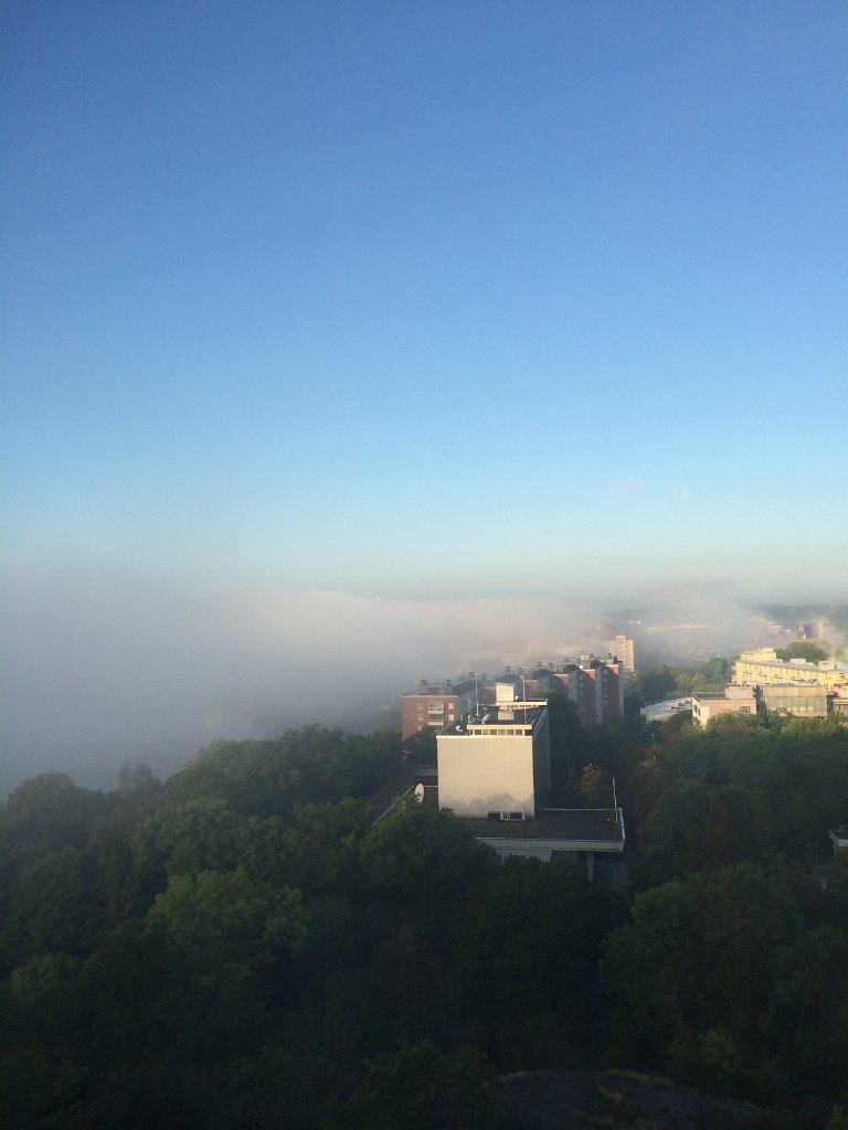 20140917-07-37-07.jpg - En morgon syntes plötsligt ett tecken i skyn. Se nästa bild genom kikaren.