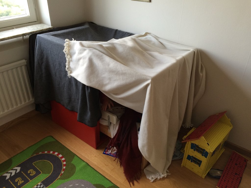 20140928-15-51-33.jpg - Man tager ett bord och en säng, så har man snart en koja