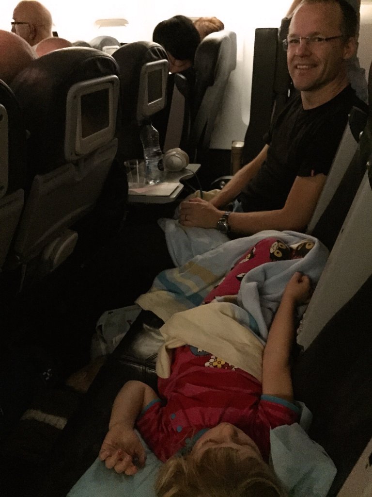 20141114-21-25-07.jpg - Robin sover på golvet, Nina sover på sätet, föräldrarna vakna