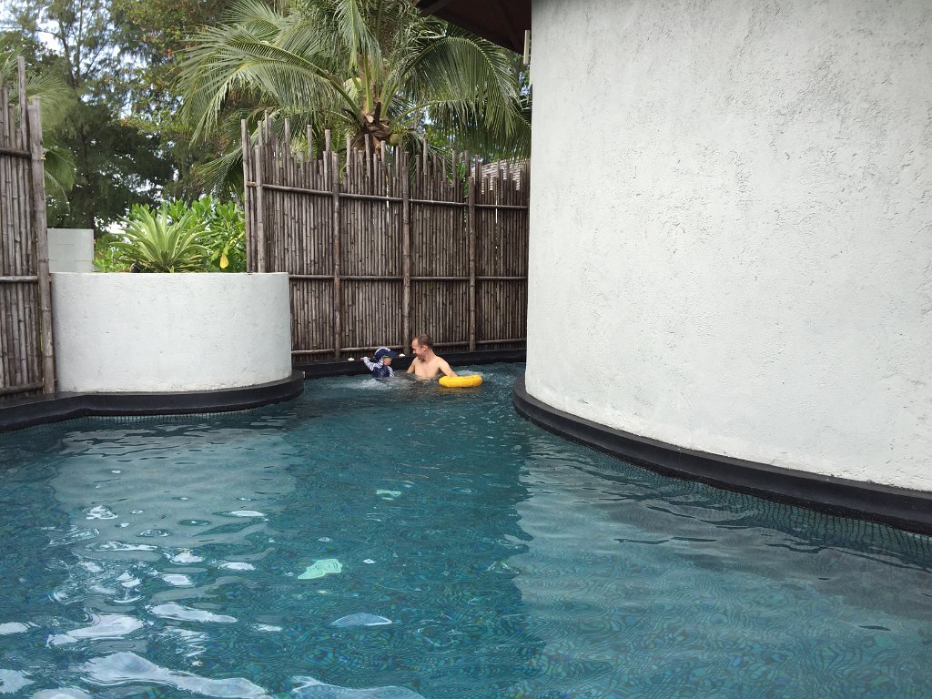 20141116-11-08-10.jpg - Robin och pappa bubblar i den egna poolen