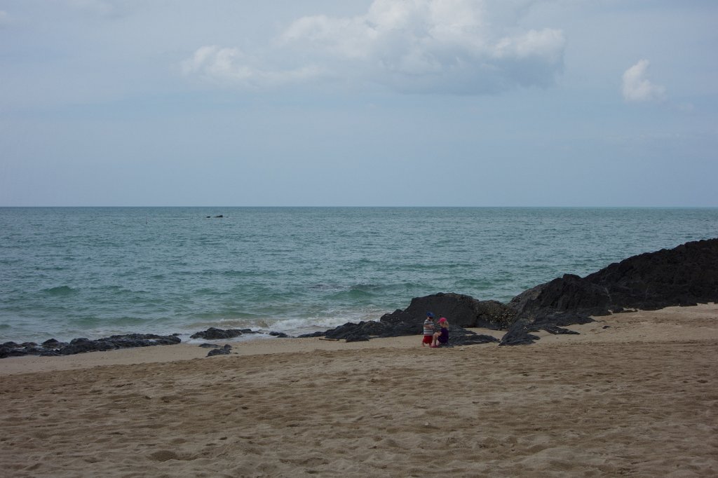 20141117-13-38-07.jpg - Barnen leker på stranden