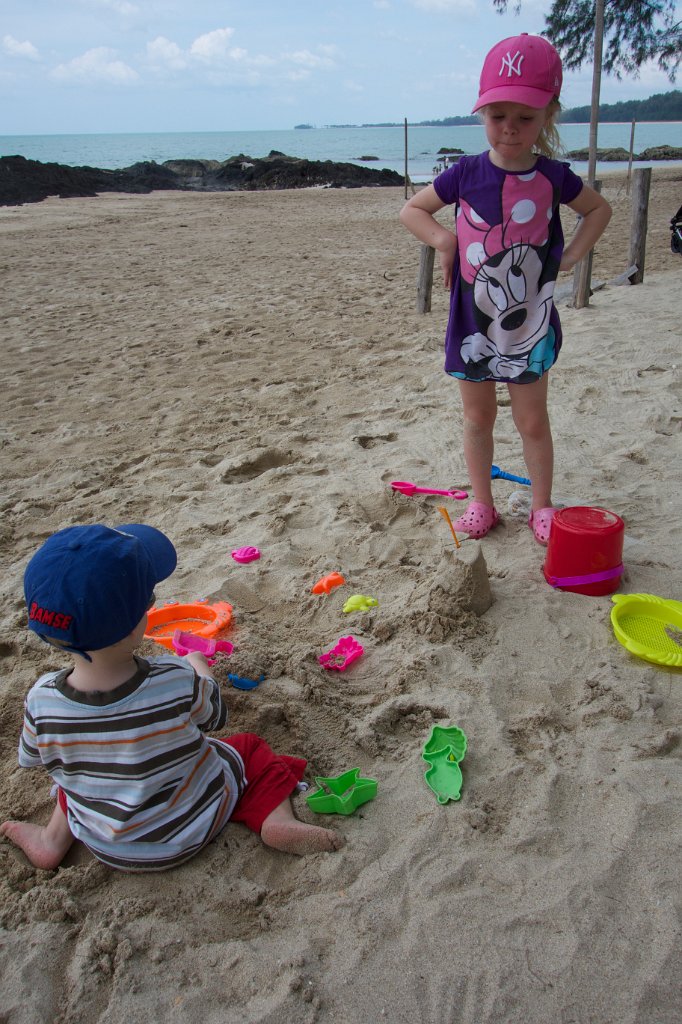 20141117-13-43-10.jpg - Kul att restaurangen har strandleksaker (och sandlåda...)