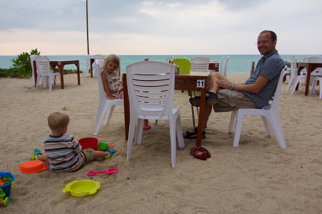20141121-17-19-44.jpg - Tur att det finns strandleksaker medan man väntar på maten