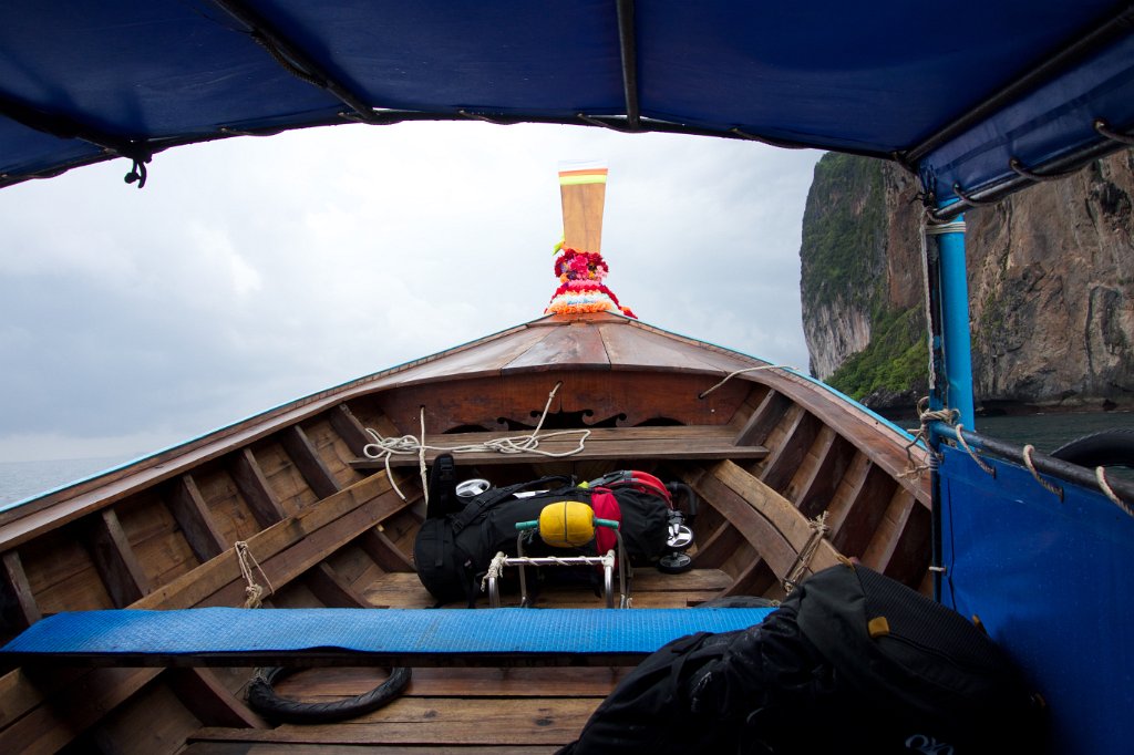 20141122-16-30-02.jpg - Bedrägligt lugn, snart börjar hällregnet. Barnen håller för öronen för att båten låter så mycket.