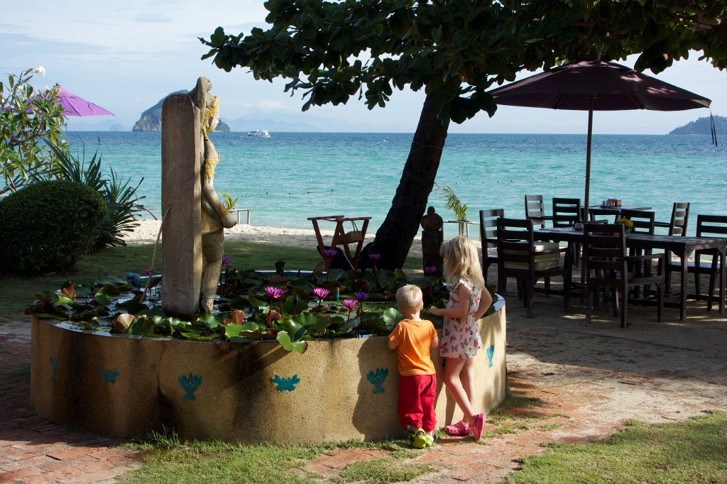 20141123-08-34-43.jpg - Spännande med fiskar medan mamma och pappa är sega på fruksostrestaurangen