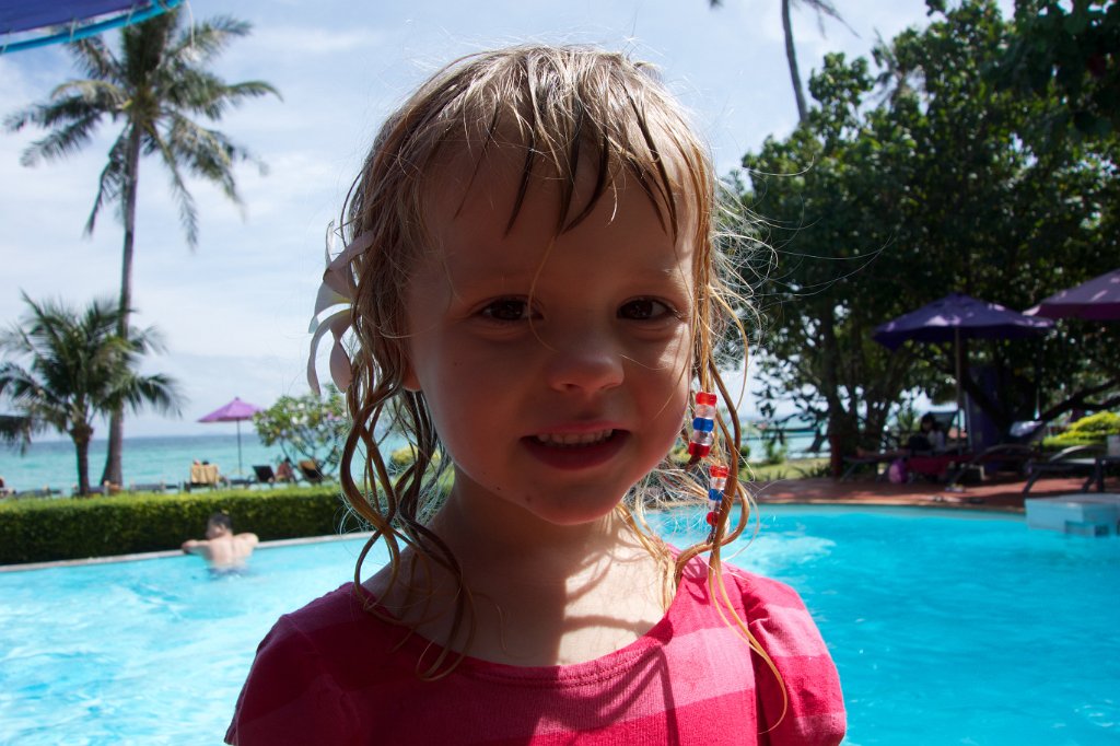 20141124-11-18-07.jpg - Nina har gjort sig fin med blomma i håret