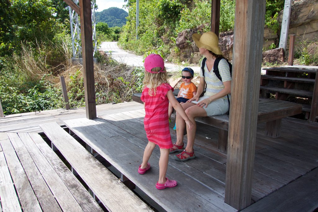 20141124-12-44-48.jpg - Trötta ben efter lång väg i sol och värme
