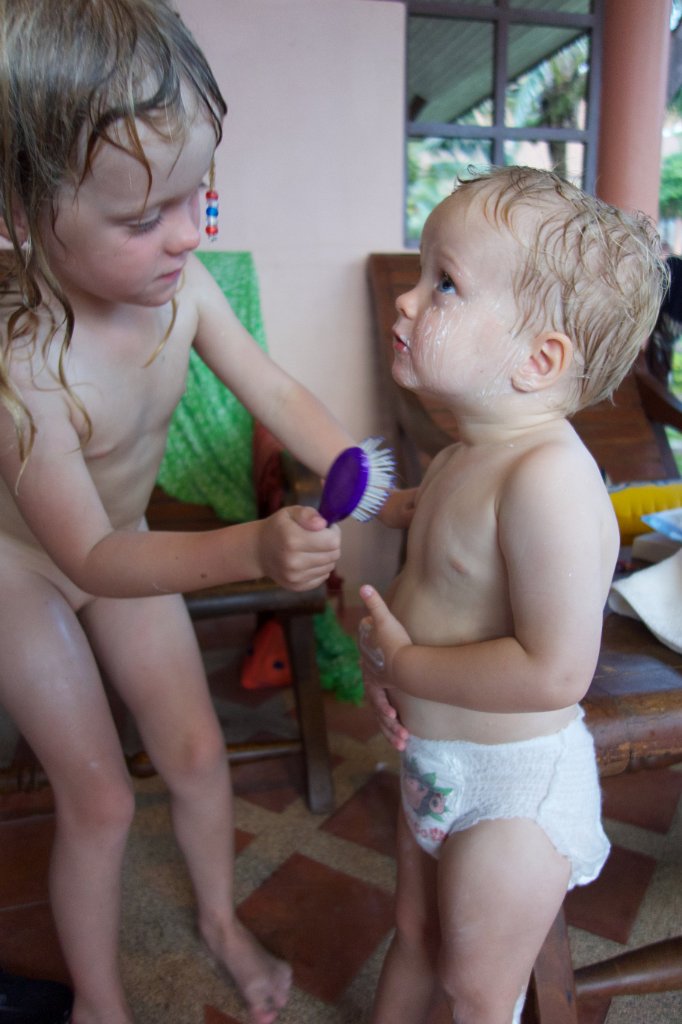 20141201-18-02-22.jpg - Borstar och smörjer brorsan