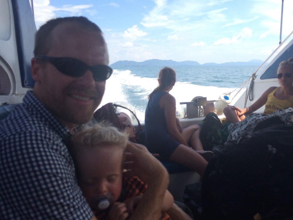 20141204-13-49-47.jpg - Robin åker speedboat. Lyckas sova 2 timmar i sträck.