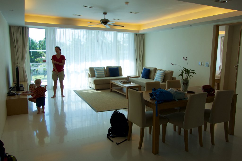 20141204-15-44-49.jpg - När man får frågan "Får jag visa er runt på rummet?" har man onödigt stort rum.