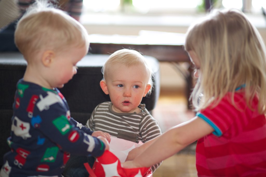 20140406-14-08-20.jpg - Nina och Robin hjälper Noah med paket