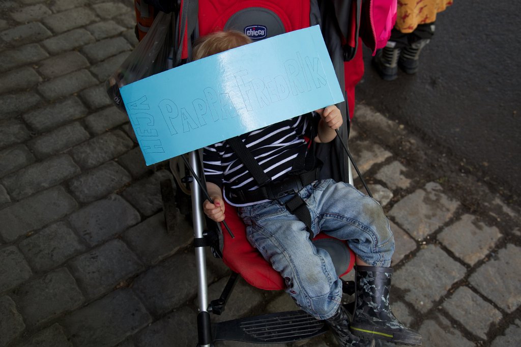 20140531-14-39-00.jpg - Robin har slocknat under skylten, lagom tills att pappa passerar