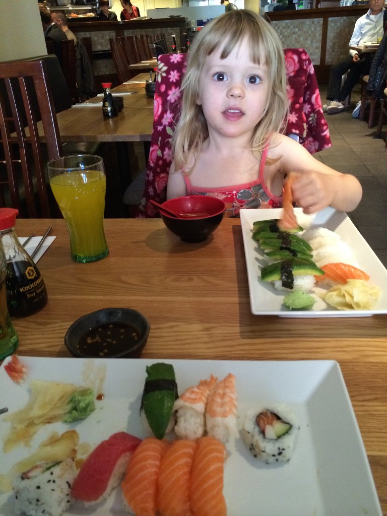 IMG_1973.jpg - Biokompisarna (Fredrik och Nina) käkar sushi