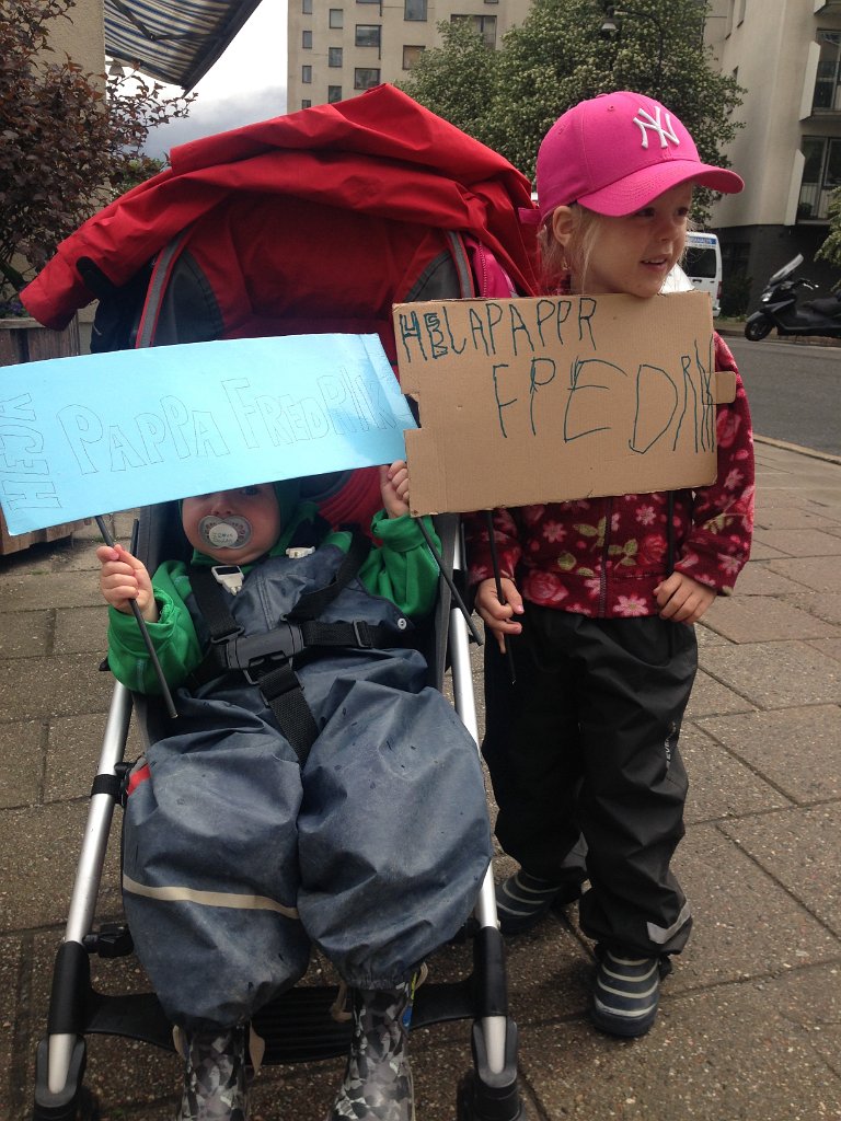 IMG_3776.jpg - Dags att gå och heja på pappa som springer Stockholm Marathon