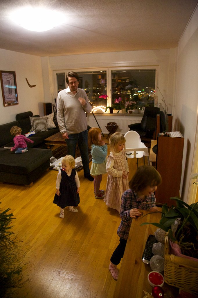 20140110-20-09-45.jpg - Julgransplundring med grannarna och Jungnelius