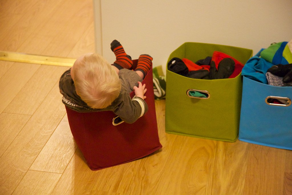 20140119-16-53-16.jpg - Klart man ska sitta i mammas nya lådor
